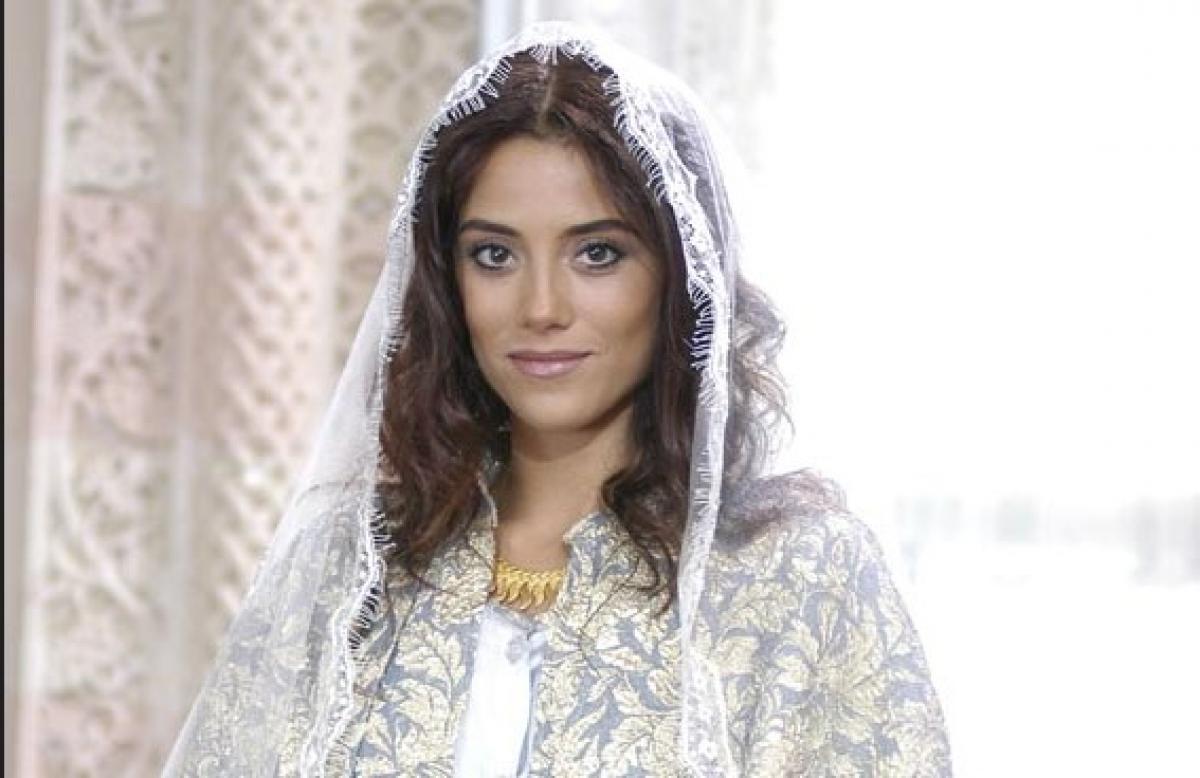 Cansu Dere poartă o rochie de mireasă specifică turcilor