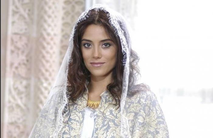 Cansu Dere poartă o rochie de mireasă specifică turcilor