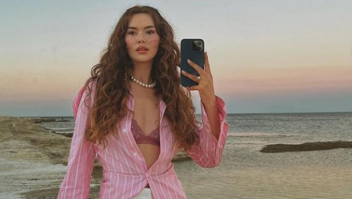 Seray Kaya poartă părul lung, desprins