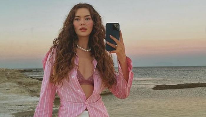 Seray Kaya poartă părul lung, desprins