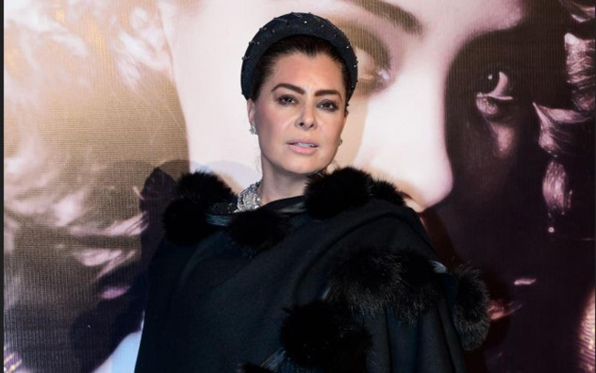 Yadhira Carrillo poartă o vestimentație neagră și are părul prins în coc