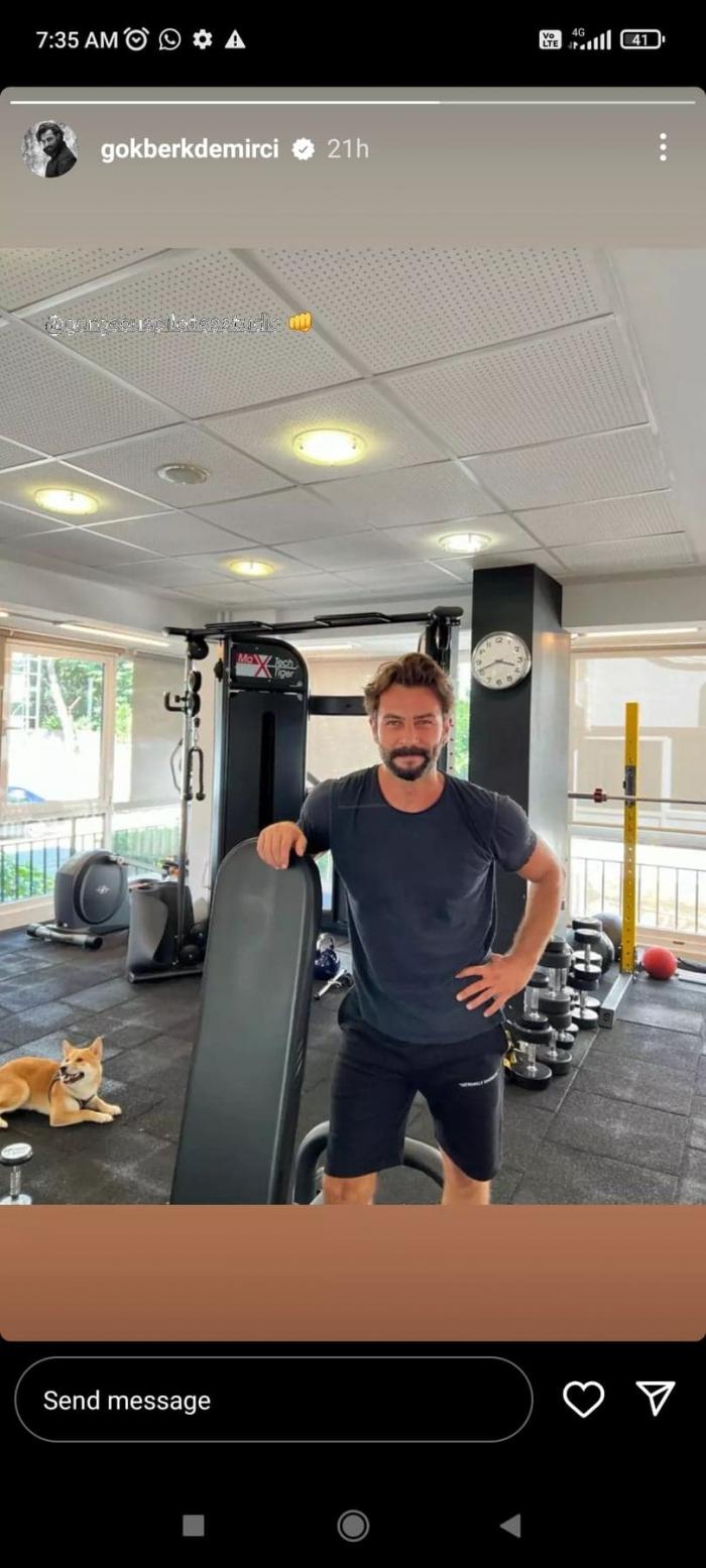 Gökberk Demirci poartă echipament sportiv