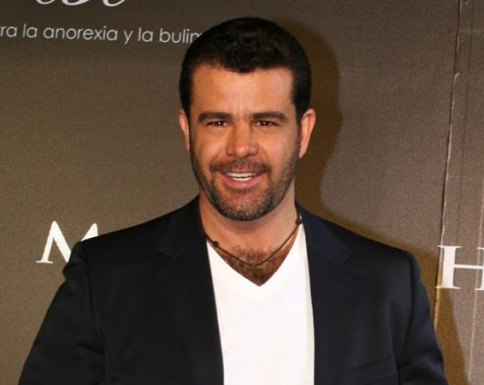 Eduardo Capetillo poartă un tricou alb și un sacou negru