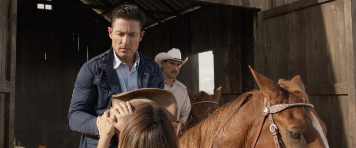 Fernando Colunga apare pe un cal într-unul dintre rolurile sale