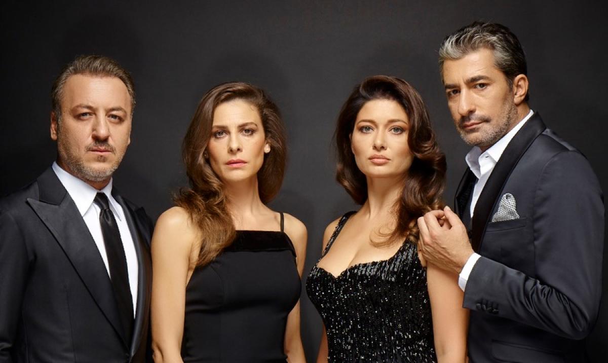 actori serialul Furtună pe Bosfor stau unul lângă celălalt și privesc către cameră