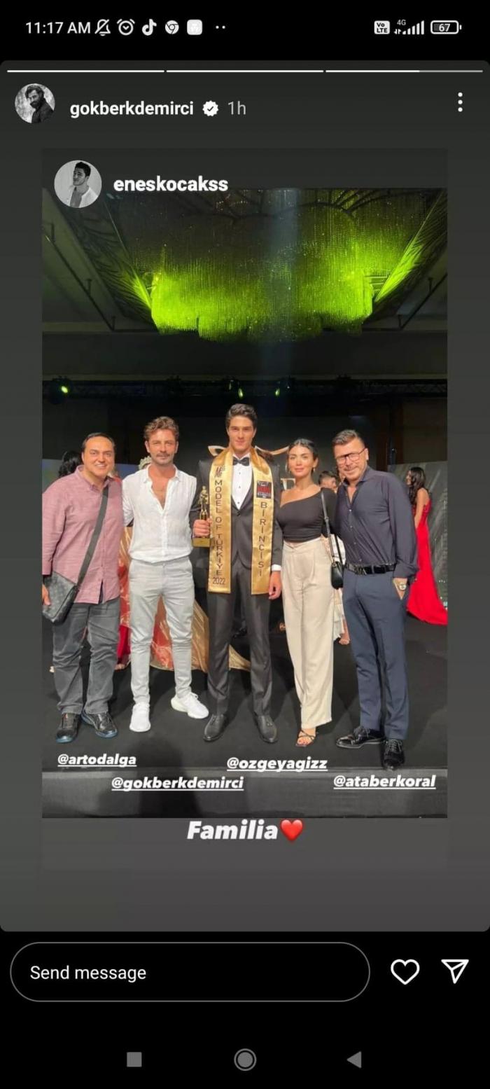 Gökberk Demirci și Özge Yağız se află pe o scenă de teatru alături de prieteni