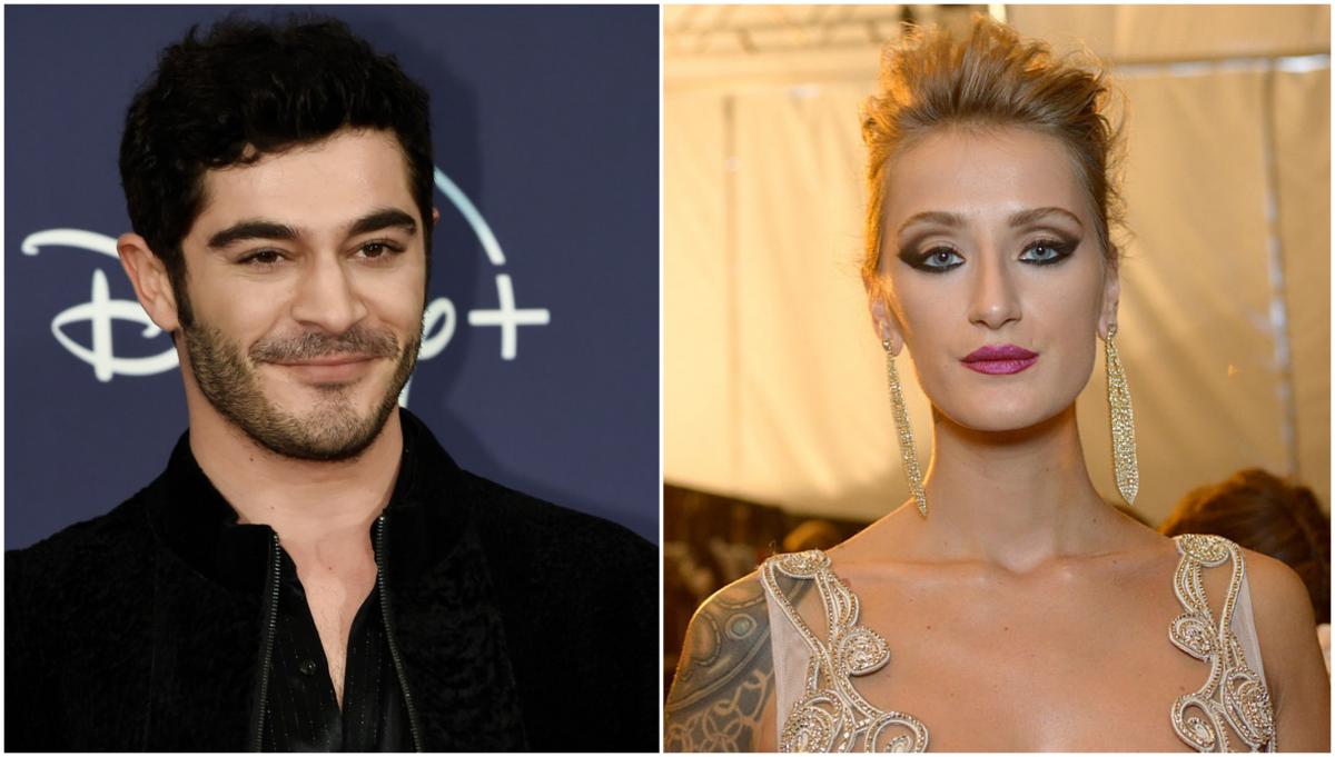 Burak Deniz poartă o cămașă neagră și Didem Soydan poartă o rochie de gală și are un coc