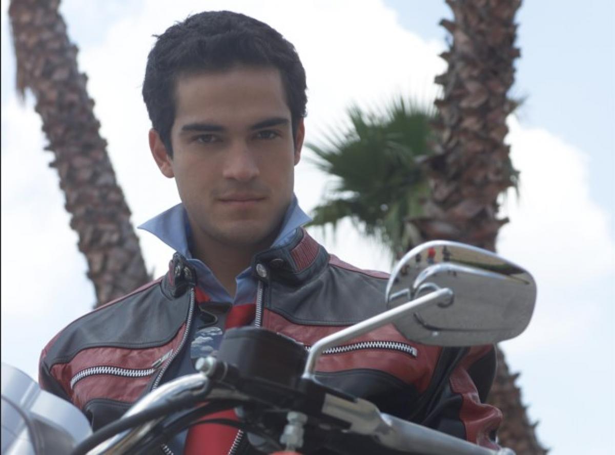 Alfonso Herrera se află pe o motocicletă și poartă o geacă de piele