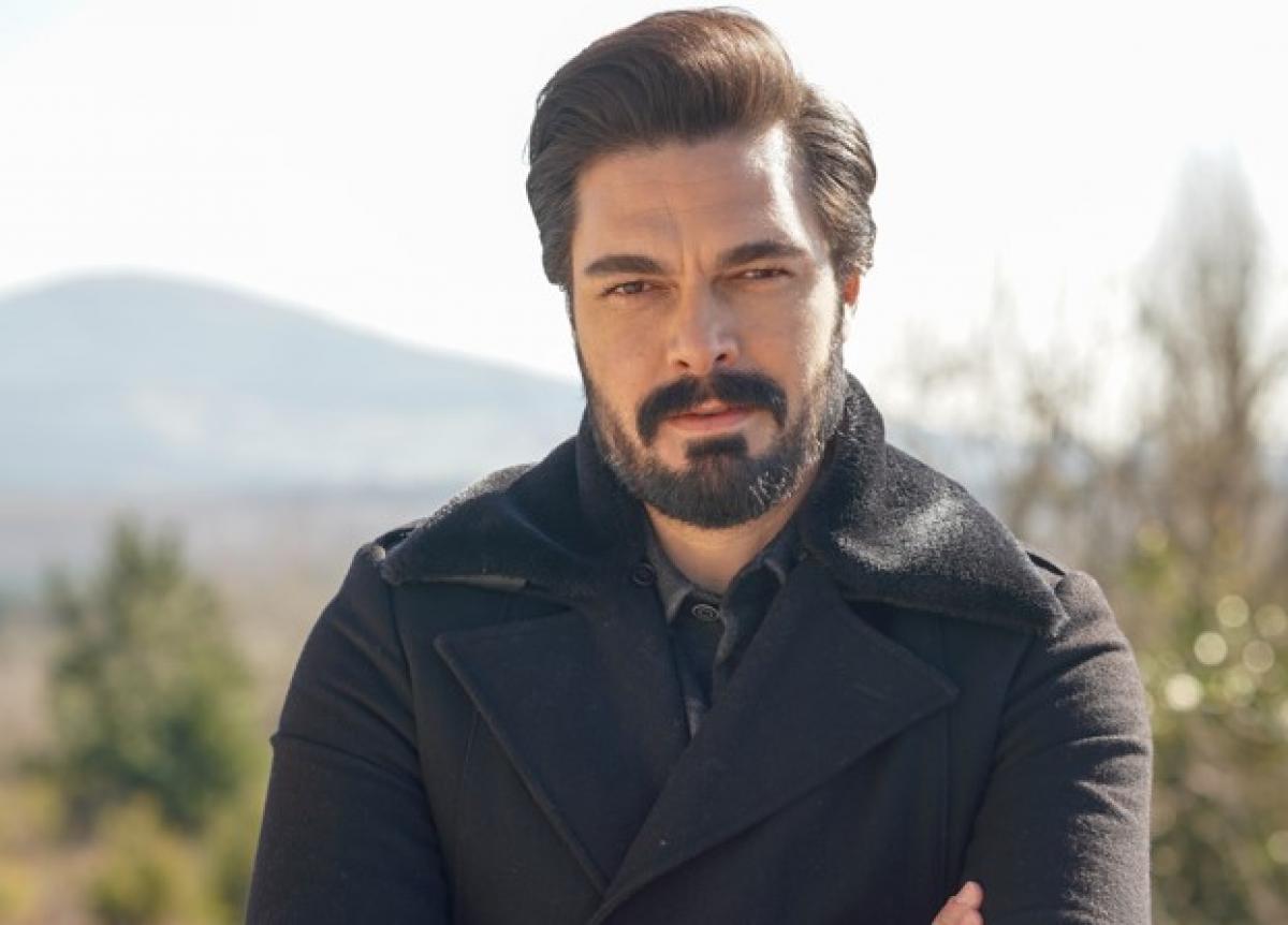 Halil İbrahim Ceyhan poartă o haină groază și își ține brațele încrucișate