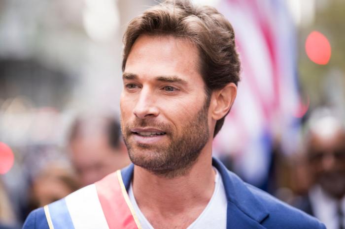 Sebastián Rulli poartă un tricou alb și un sacou albastru