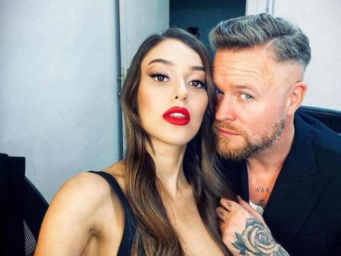 Dilan Çiçek Deniz și Thor Saevarsson stau unul lângă celălalt