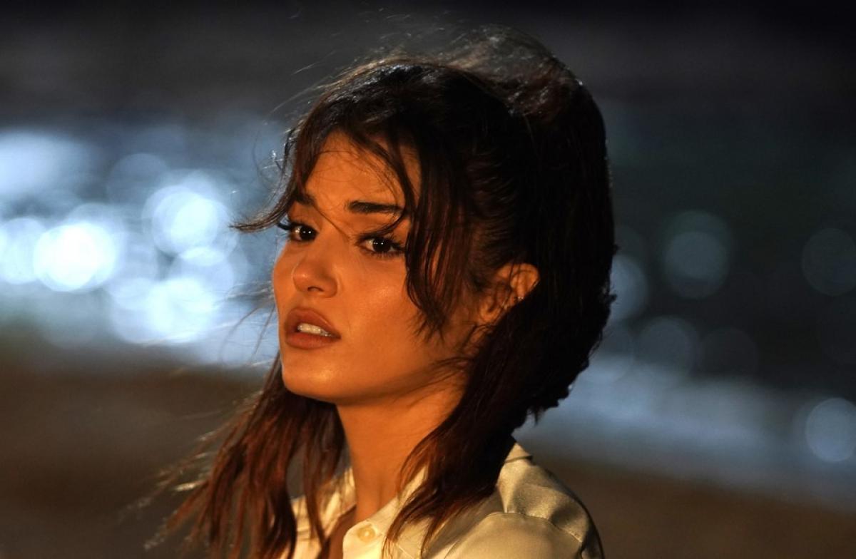 Hande Erçel poartă părul prins într-o coadă de cal