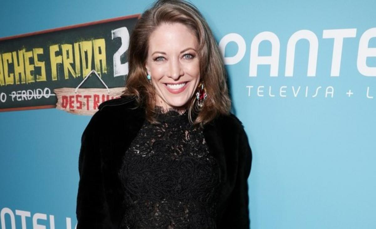 Andrea Noli poartă o vestimentație all-black și zâmbește