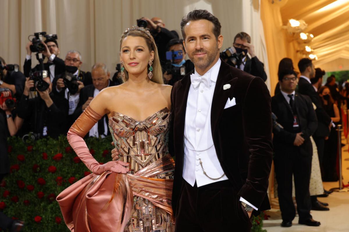 Blake Lively și Ryan Reynolds stau unul lângă celălalt