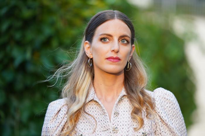 Bige Önal poartă o bluză cu mâneci lungi și are părul lung, desprins