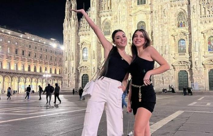 Gamze Erçel Yıldırım și Hande Erçel stau una lângă cealaltă și zâmbesc