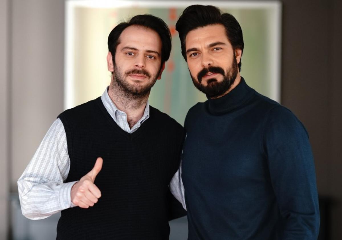 Tolga Pancaroglu și Halil Ibrahim Ceyhan din Mostenirea stau unul lângă celălalt pe platourile de filmare