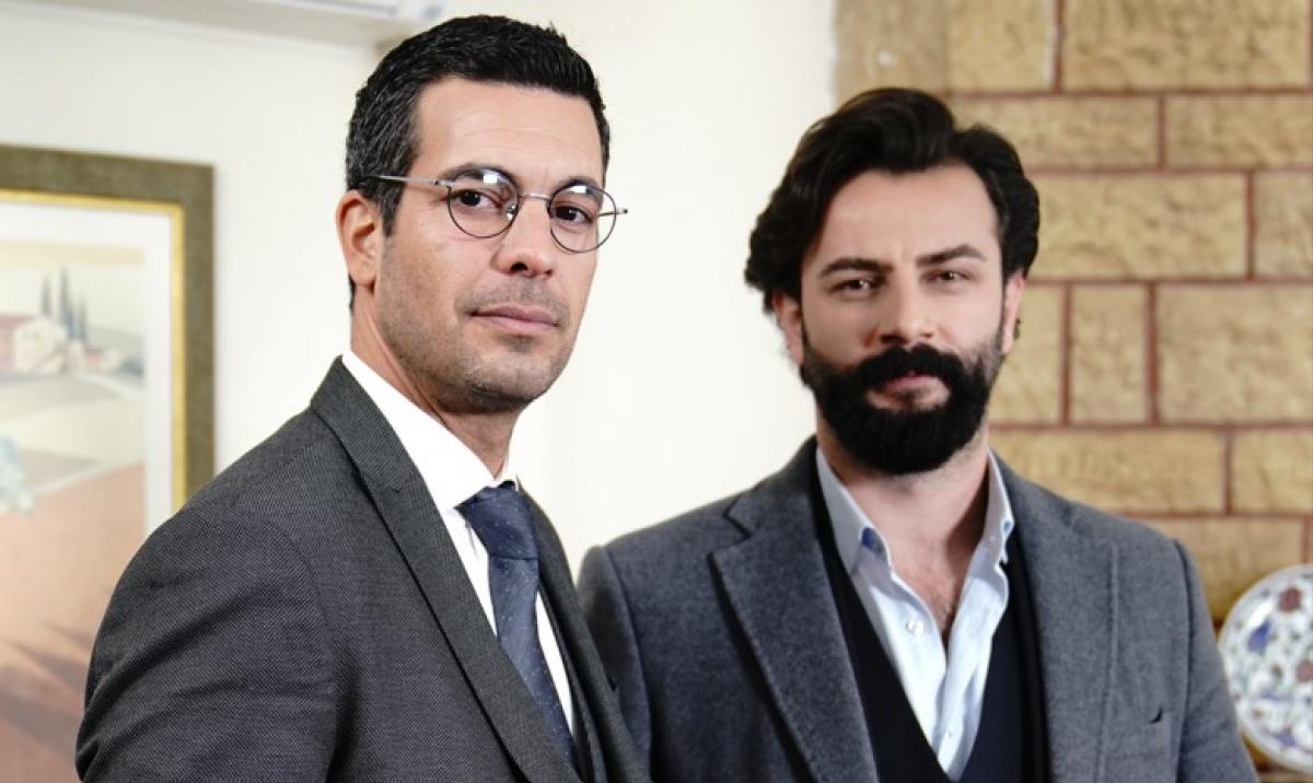 Can Verel și Gökberk Demirci stau unul lângă celălalt