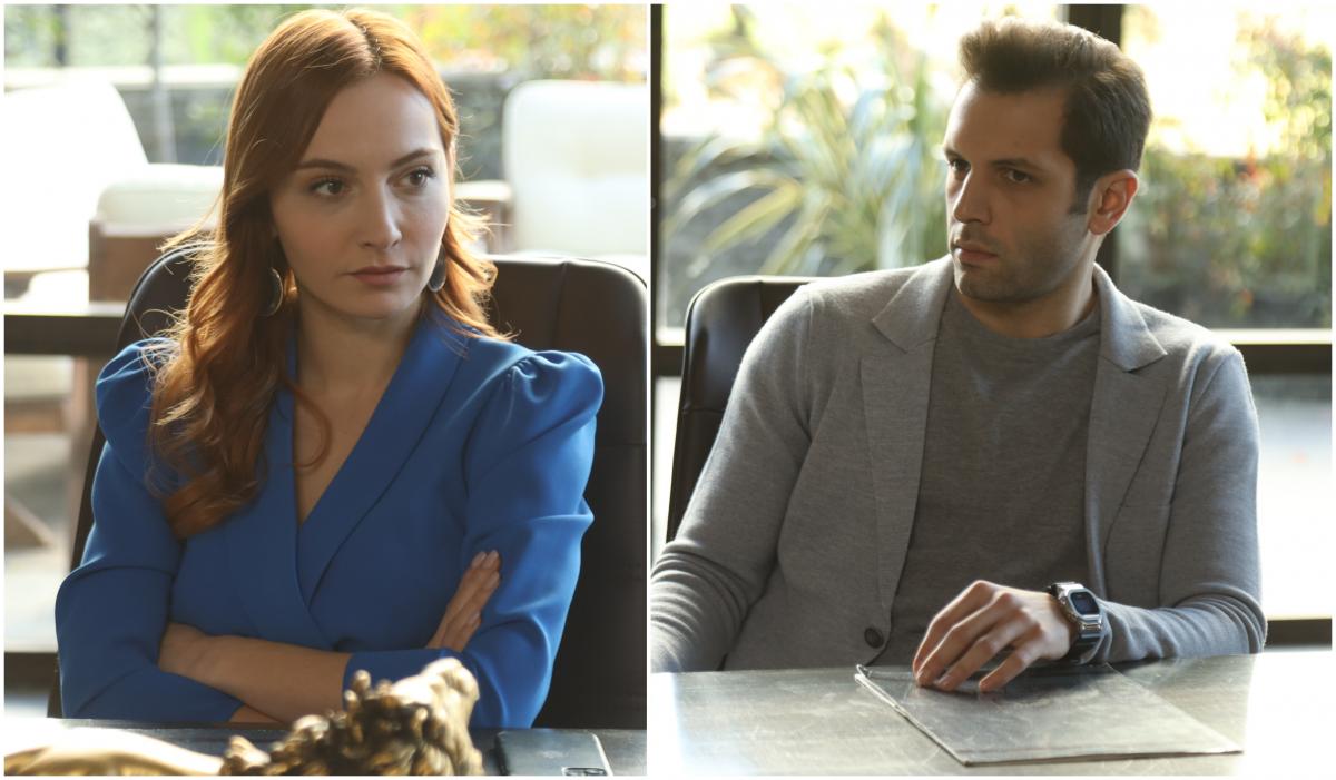 Başak Gümülcinelioğlu și Çağrı Çıtanak stau amândoi la birou și privesc într-o parte