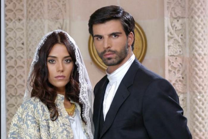 Mehmet Akif Alakurt poartă o cămașă albă și un sacou negru