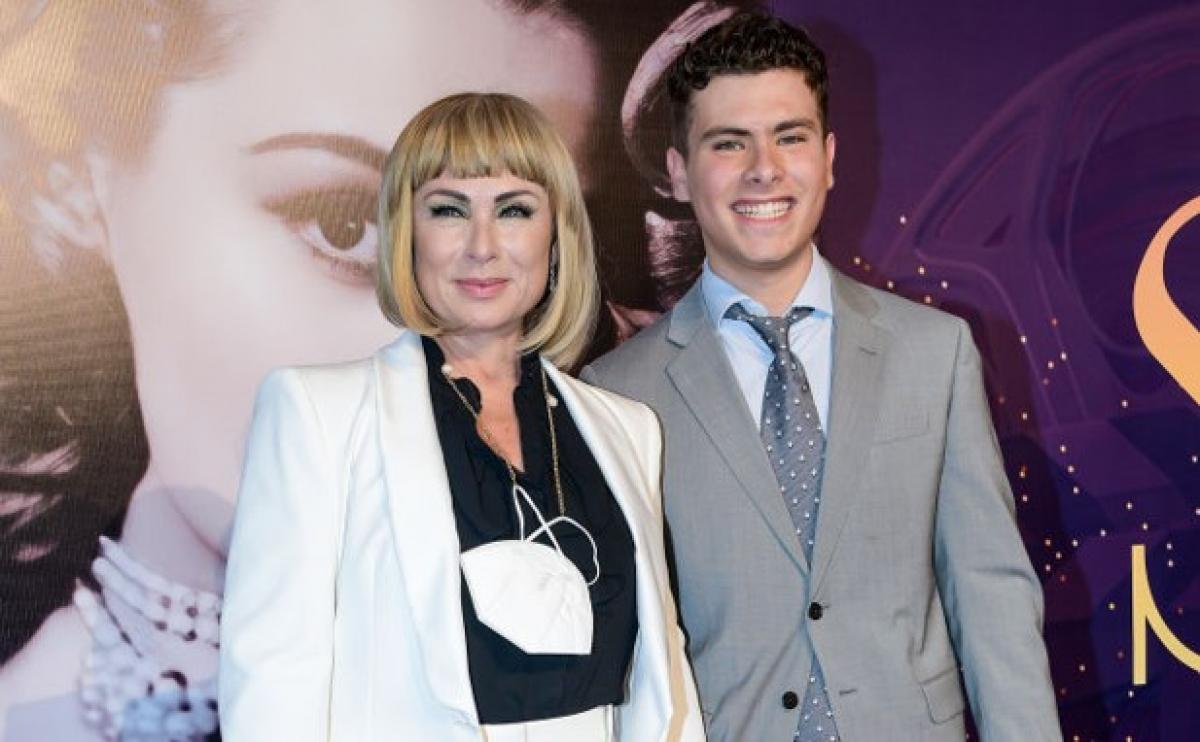 Lety Calderón și fiul Carlo stau unul lângă celălalt și zâmbesc