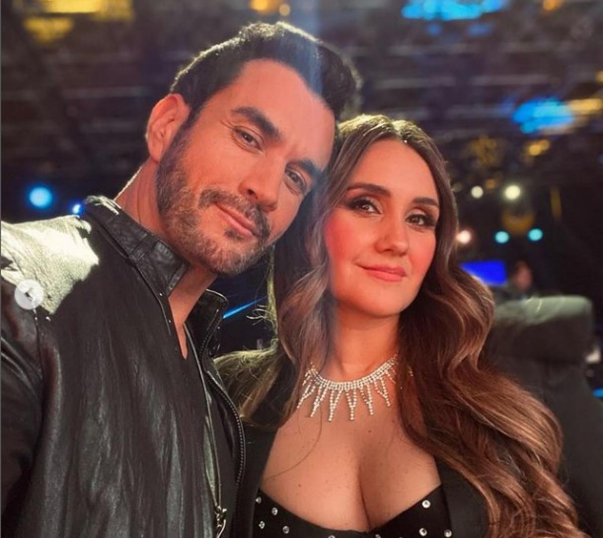 David Zepeda stă cu capul sprijinit de cel al faimoasei Dulce Maria