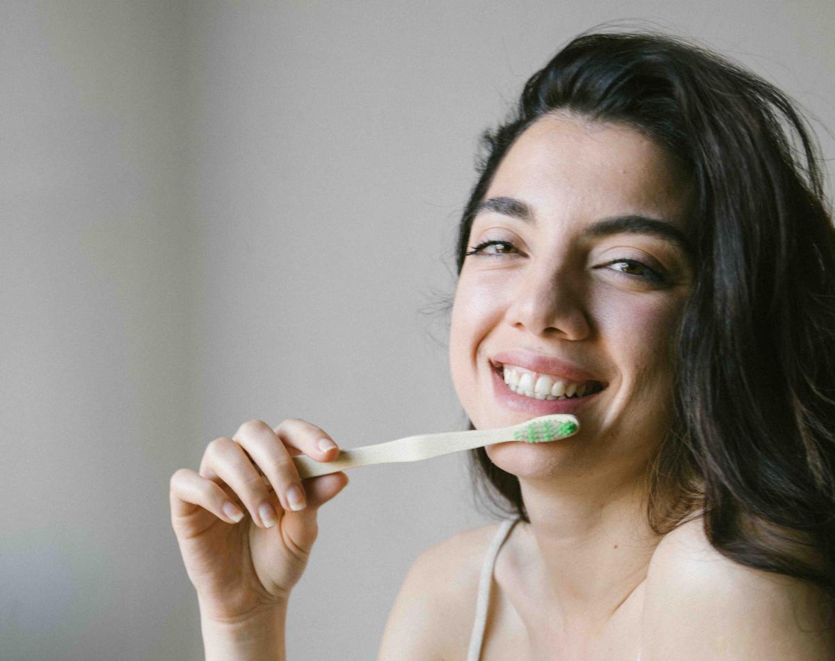 fată frumoasă zâmbește și are părul lung, desprins