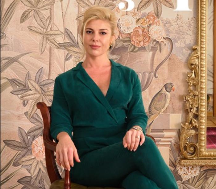 Gozde Kansu poartă o salopetă verde