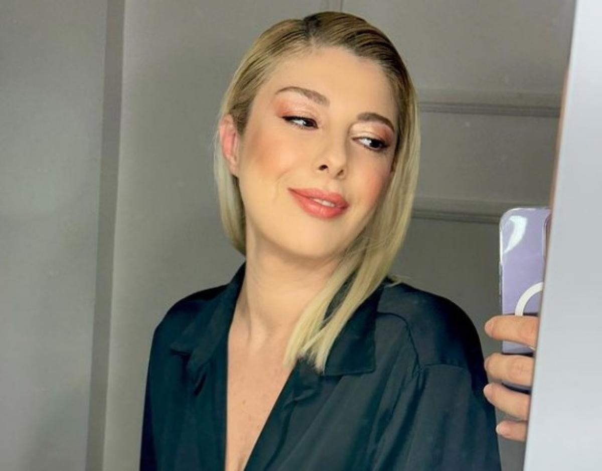 Gozde Kansu are părul blond, scurt