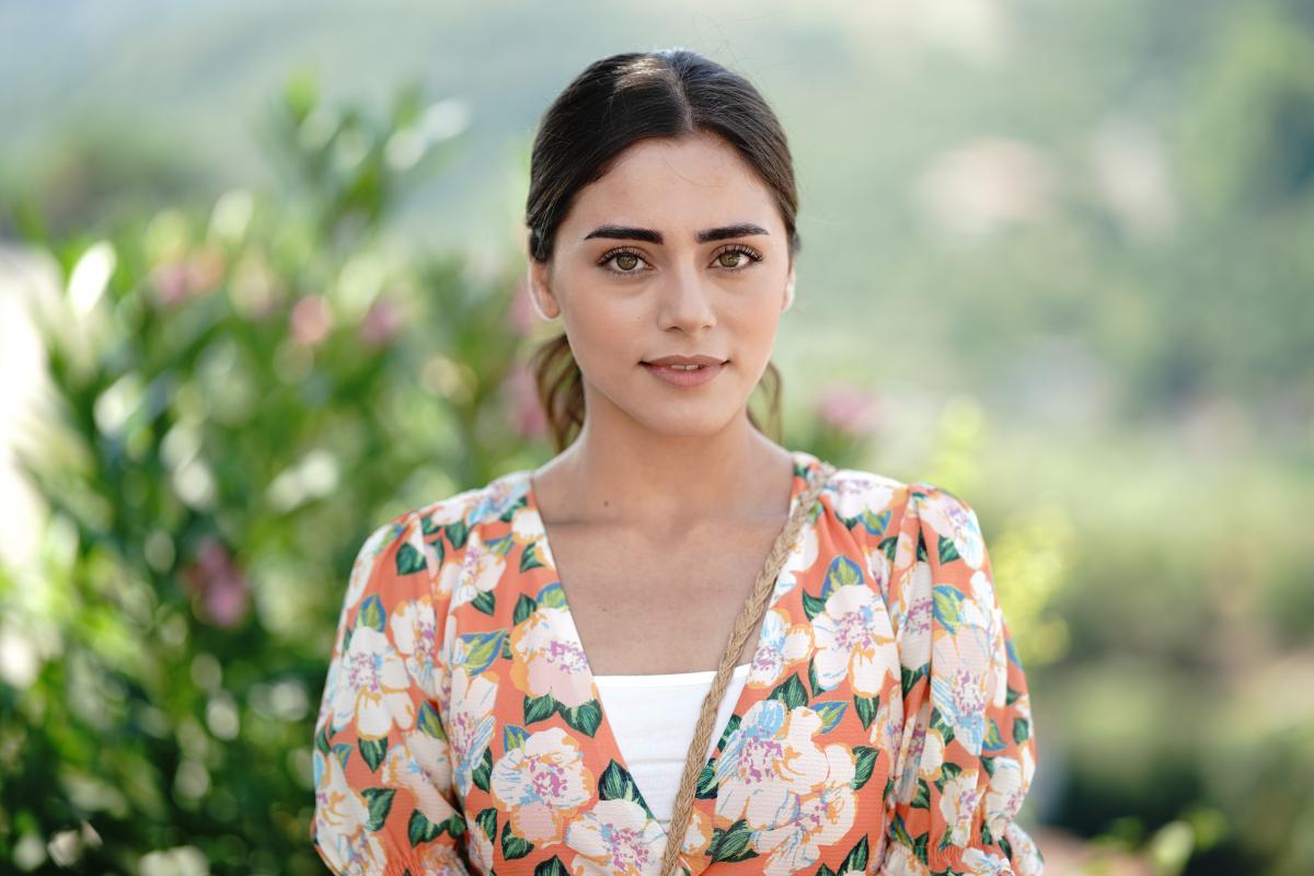 Sıla Türkoğlu poartă o rochie cu flori cu mâneci scurte