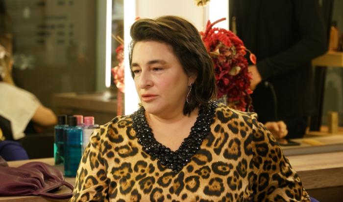 Esra Dermancıoğlu poartă o rochie animal print