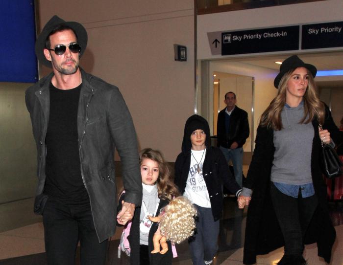 William Levy își ține fetița de mână și merge alături de familia sa