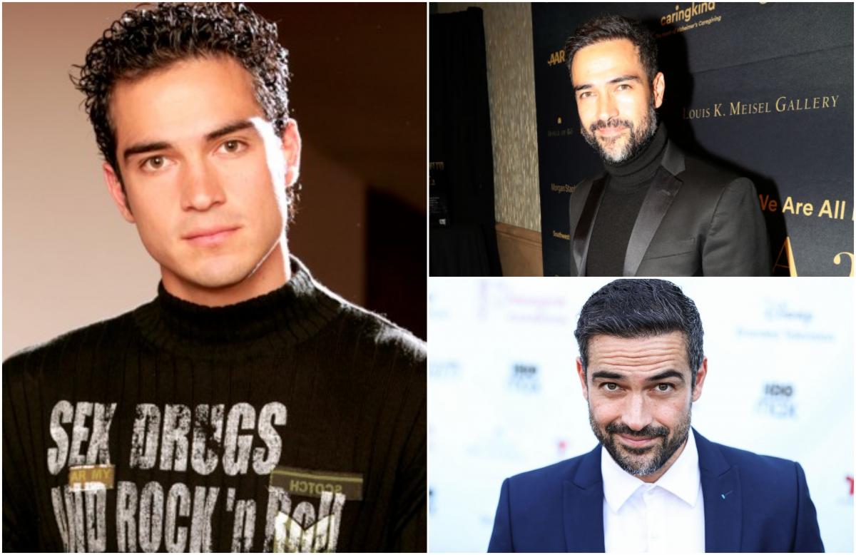 Alfonso Herrera poartă o bluză neagră cu mâneci lungi, o cămașă albă și un sacou albastru și o bluză neagră și un sacou negru