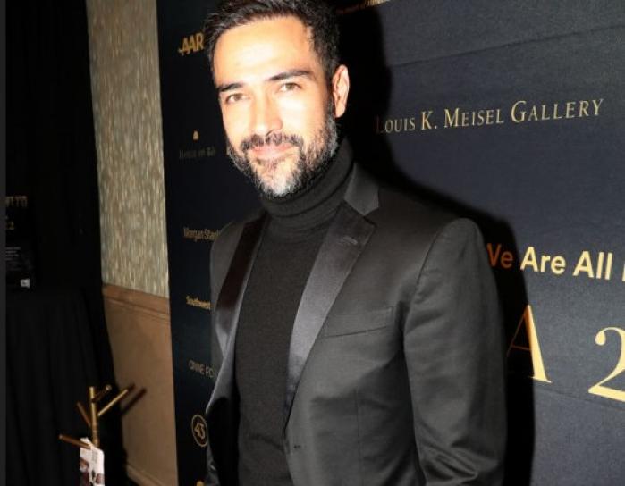 Alfonso Herrera poartă o cămașă neagră și un sacou de aceeași culoare