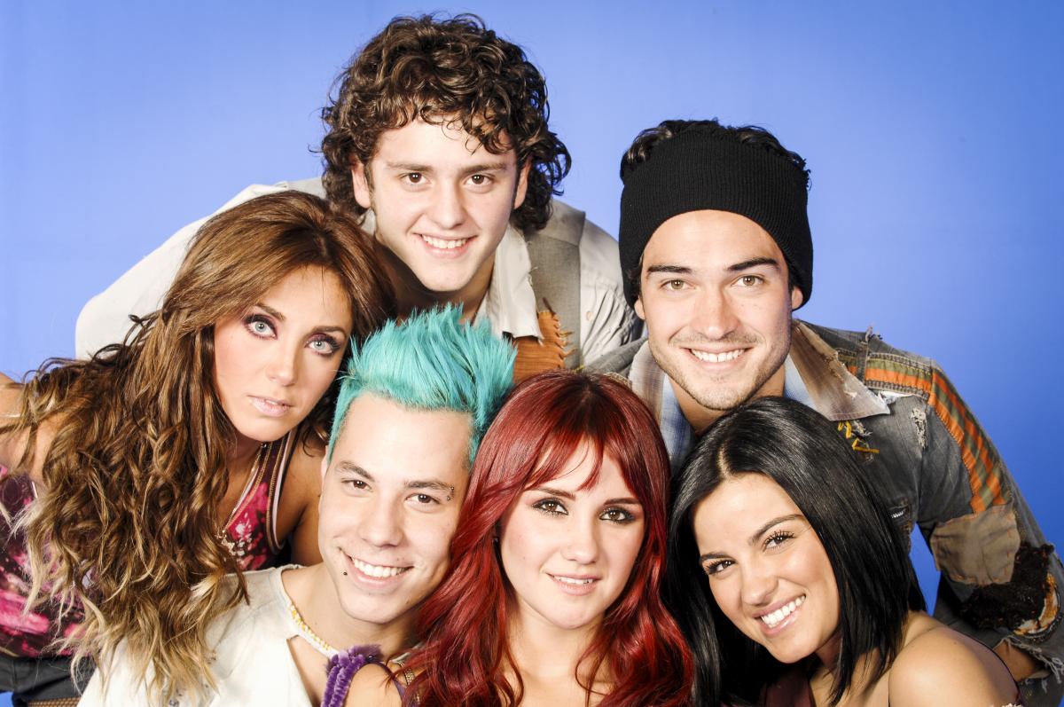 cei șase membrii RBD stau unul lângă celălalt și privesc spre cameră