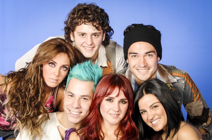 cei șase membrii RBD stau unul lângă celălalt și privesc spre cameră