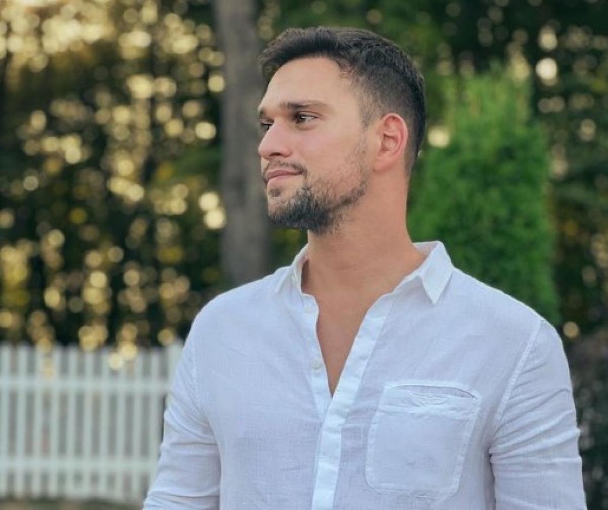 Vlad Gherman poartă o cămașă albă