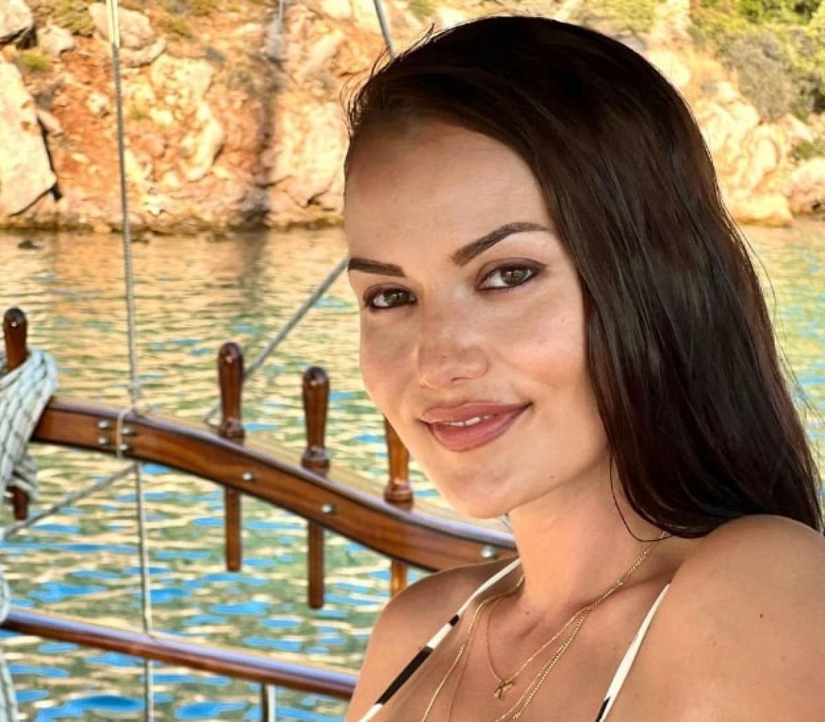 Fahriye Evcen poartă părul desprins