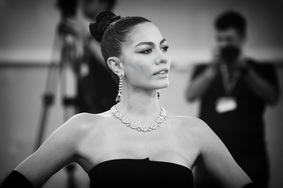 Demet Özdemir poartă o rochie neagră, părul prins în coc și fotografia este alb-negru