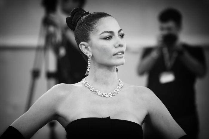 Demet Özdemir poartă o rochie neagră, părul prins în coc și fotografia este alb-negru
