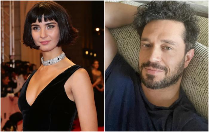 Tuba Buyukustun poartă o rochie neagră fără mâneci și părul scurt, iar Murat Boz poartă un tricou închis la culoare