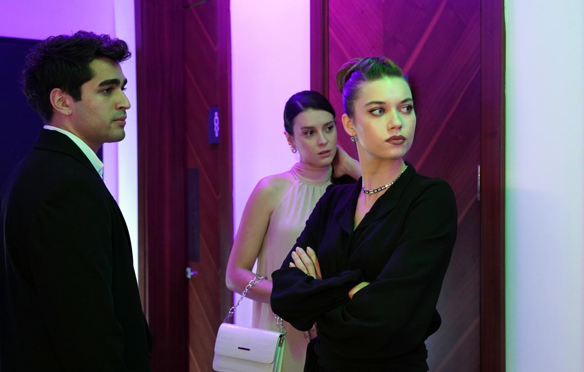 actori din golden boy stau unul lângă celălalt