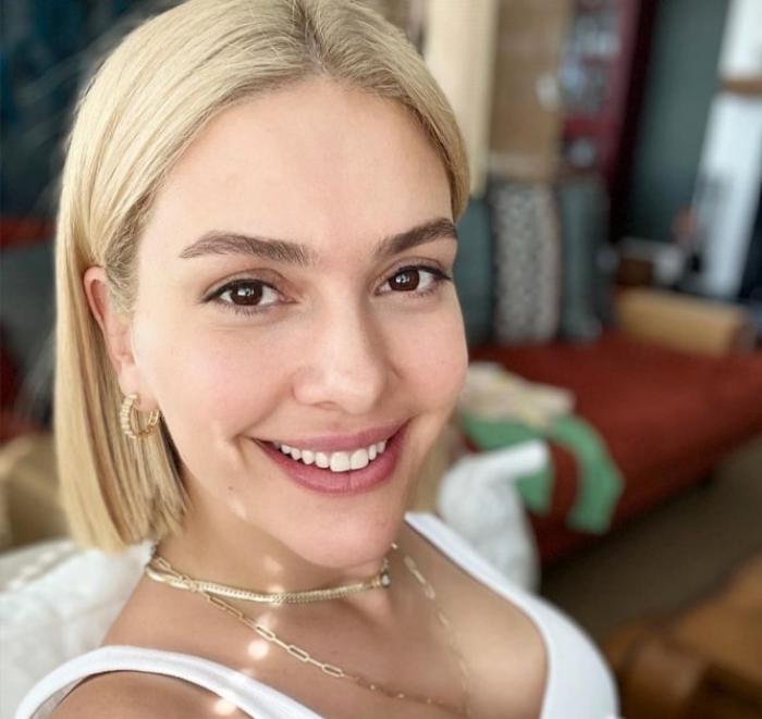 Bergüzar Korel poartă părul blond, scurt