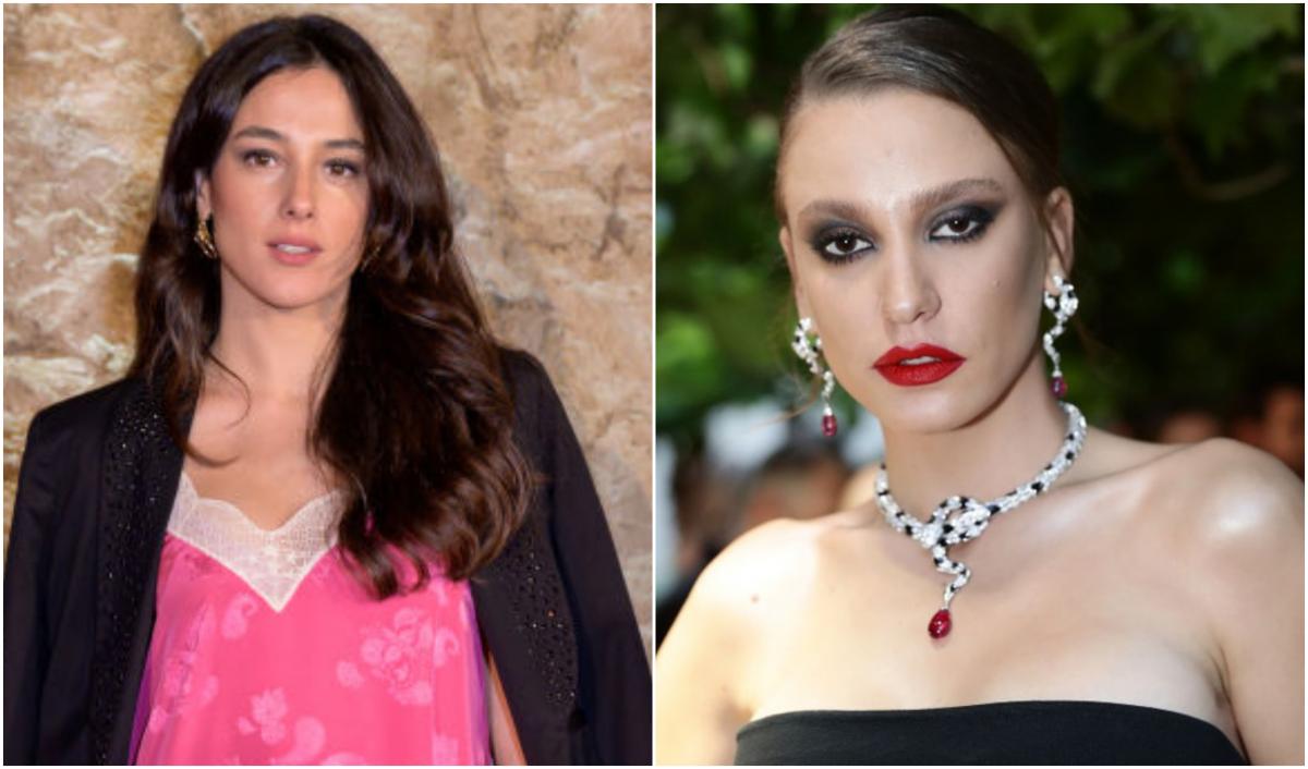 Cansu Tosun poartă o rochie roz, iar Serenay Sarikaya poartă o rochie neagră fără mâneci