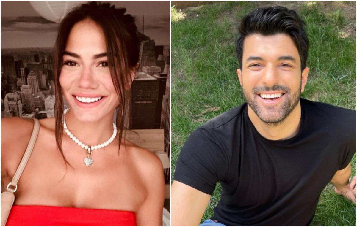 Demet Özdemir poartă o rochie roșie fără umeri și zâmbește, iar Engin Akyurek poartă un tricou negru și zâmbește