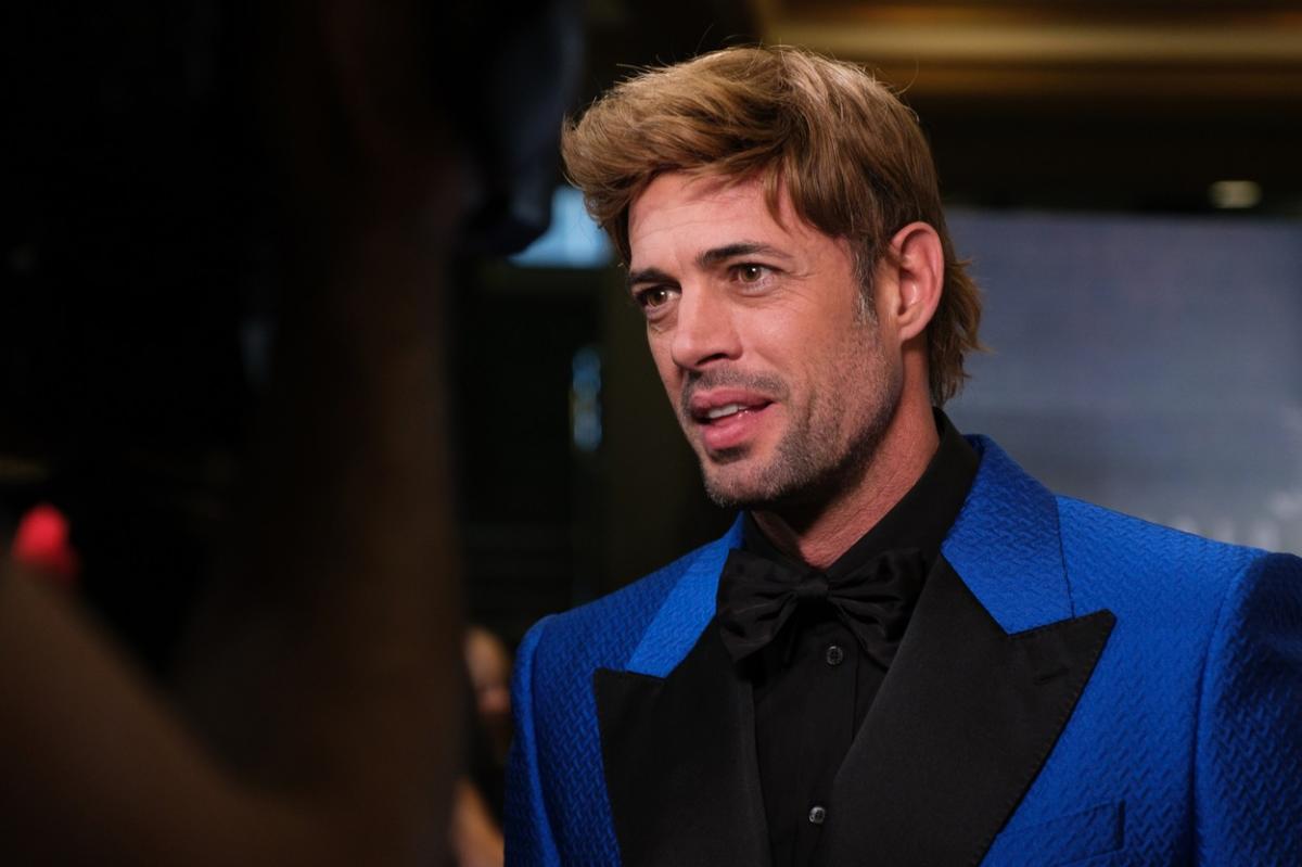 William Levy poartă un sacou albastru cu negru