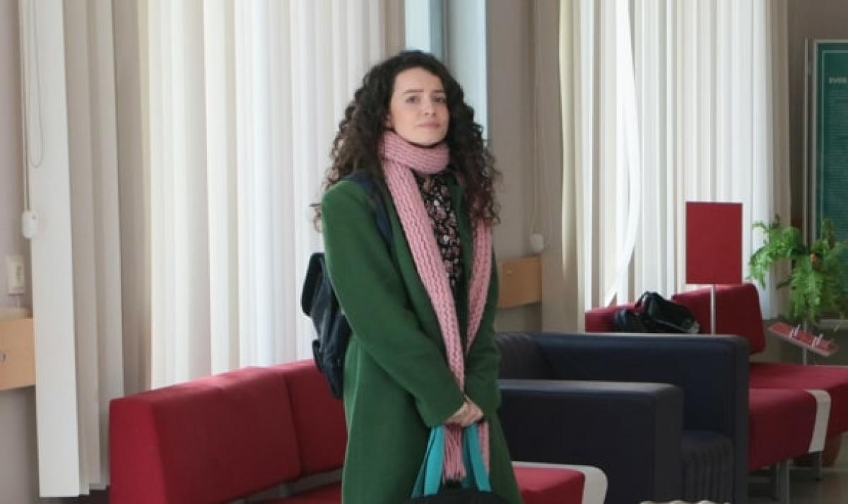 Gizem Arıkan poartă un palton verde și un fular roz