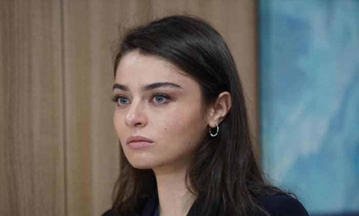 Ayça Ayşin Turan poartă părul lung, desprins
