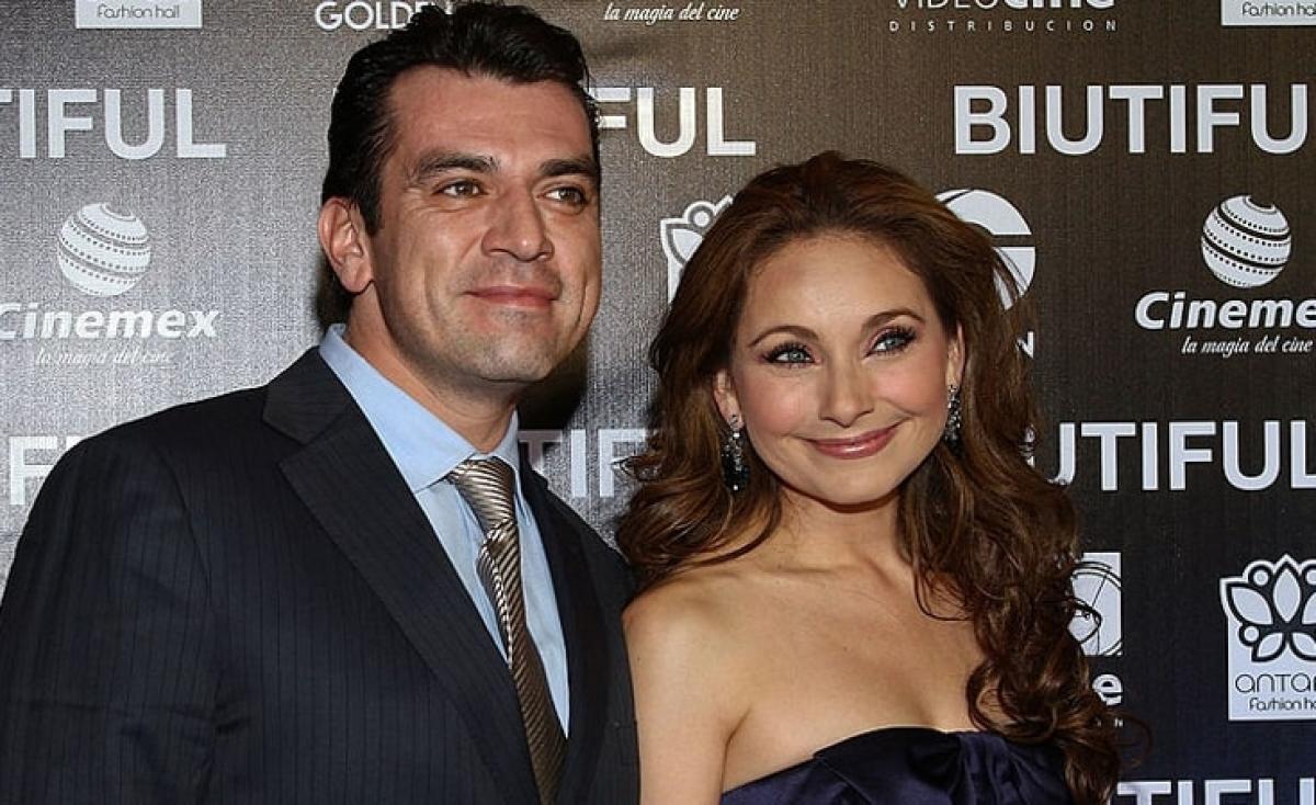 Jorge Salinas și Elizabeth Álvarez stau unul lângă celălalt și zâmbesc