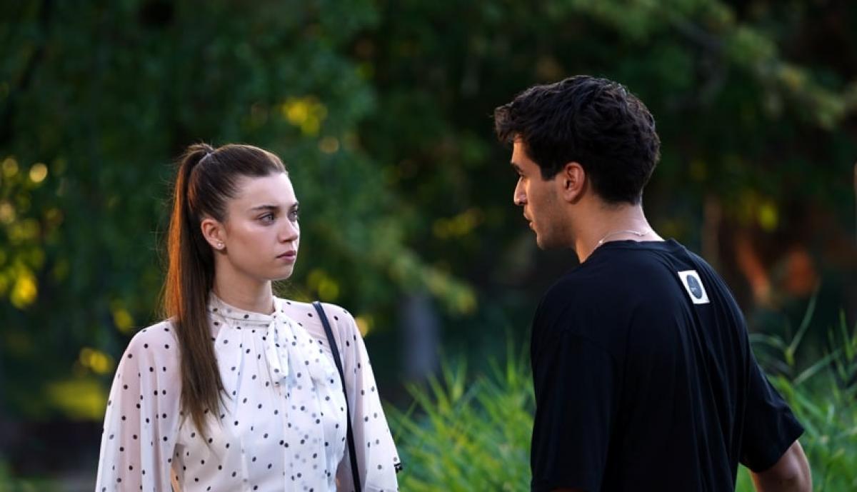 Afra Saraçoğlu și Mert Ramazan Demir stau față în față și se privesc